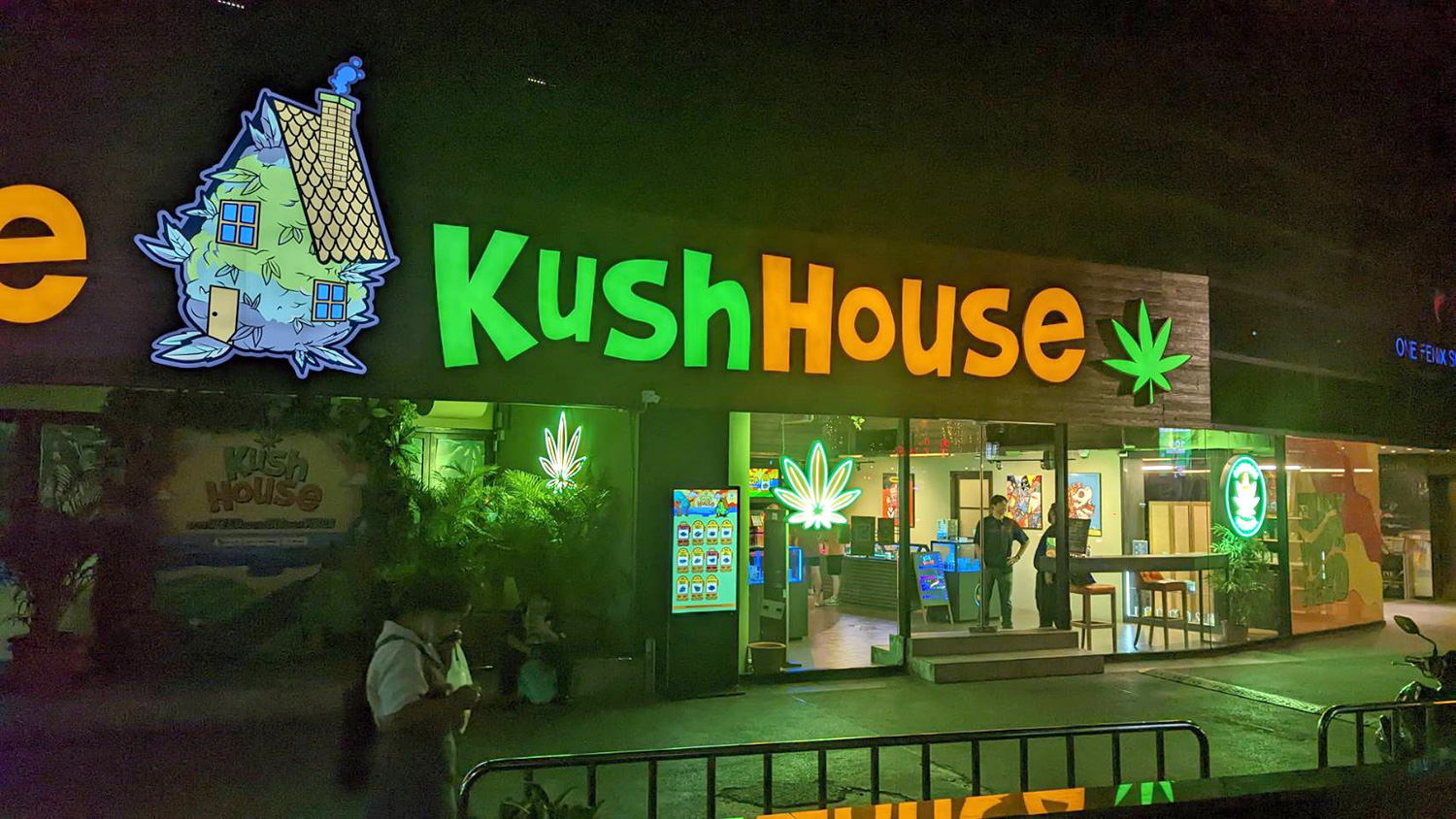 バンコクにある「KUSH HOUSE」という大麻ディスペンサリーのお店の写真